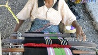 Ibu Ibu Desa Maubesi yang meluagnkan waktunya dengan bertenun