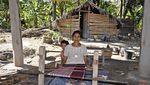 Pengarajin Tenun Ikat Tradisional di Desa Maubesi