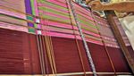Pengarajin Tenun Ikat Tradisional di Desa Maubesi