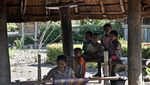 Pengarajin Tenun Ikat Tradisional di Desa Maubesi