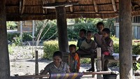 anak anaknya pun setia mendampingin sang Bunda bertenun