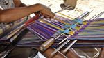 Pengarajin Tenun Ikat Tradisional di Desa Maubesi