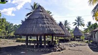 Pengrajin Tenun Ikat  warga Maubesi yang selalu bertenun di Ome Kebubu mereka