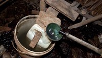 Minya Kayu Putih yang dihasilkan keluar dari bak pendingin.