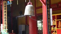 Lonceng Di Ruangan Kelenteng