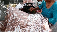 Salah satu pengrajin batik tulis