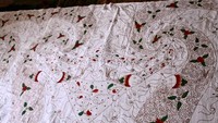 Kain batik yang telah selesai diberi motif dan akan direndam