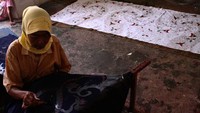 Melapisi batik genthongan dengan malam