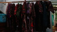 Beberapa dagangan berupa kemeja yang terbuat dari batik tulis Madura