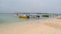 Boat yang siap mengantar ke lokasi-lokasi snorkeling
