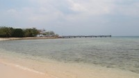 Hamparan pasir putih di pinggir pantai Tanjung Lesung