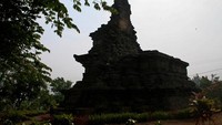 Berdiri anggun di dusun yang tenang