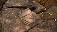 Salah satu batu arca yang tersusun di sisi candi