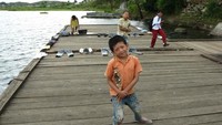 Anak-anak kecil yang bermain di dermaga