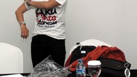 Jane, petualang dari Samarinda sedang mencoba t-shirt ACI DetikCom