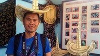 Daun Lontar dapat dibuat juga aneka kerajinan berupa topi TiI Langga