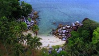 Sisi kecil Pulau Lengkuas dari atas Mercusuar