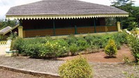 Bangunan replika Istana Damnah