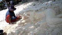 mengisi waktu senggang dengan memahat pasir