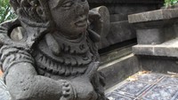 Salah satu patung yang terdapat di Pura