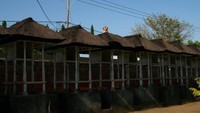 Pura desa yang mengelilingi pura utama (HRA)