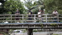 Jembatan yang telah keropos di Desa Kayeli