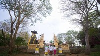 Memasuki gerbang makam