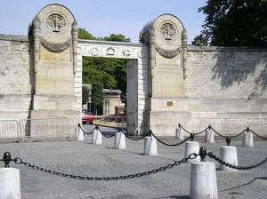 Roxy Punya Pocong, Paris Punya Kuburan Paling Top Sedunia