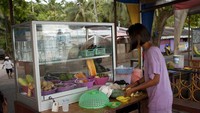 Penjual rujak yang sedang membuat rujak.