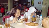 Suasana dalam Rumah Makan