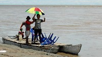 perahu rakit lengkap dengan kursi dan payung warna warni, siap mengantar kami menyusuri sungai Mapilli