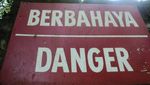 Satwa Dikandang Penuh Sampah