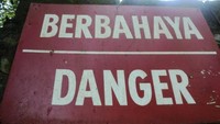 dilarang melempar sesuatu ke kandang buaya!