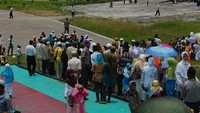 Seakan tak peduli dengan panas terik yang menyengat, para pemain, penari dan pengunjung merasakana sukacita yang sama.