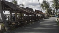 Deretan Pondok Tempat Bersantai di Pinggiran Pantai Lubuk.