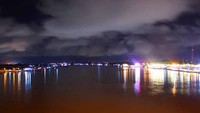 Kemilau cahaya restoran dan rumah apung yang mempercantik pinggiran Sungai Musi.