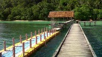 Dermaga Waiwo dengan jembatan apung-nya