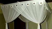 tempat tidur tertata rapi menyambut tamu yang baru datang