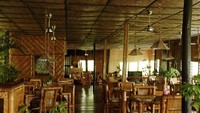 restoran yang seluruh interiornya terbuat dari kayu dan rotan