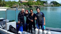 di atas perahu setelah diving bersama Bern dan Daek Mustaning, dive master kami, dengan latar belakang Selayar Island Resort