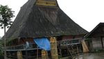 Seni Arsitektur Desa Lingga yang Tahan Gempa