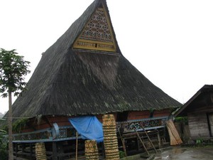 Seni Arsitektur Desa Lingga yang Tahan Gempa