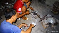 Cara menuang pewter ke dalam cetakan.