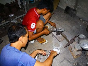 Seniman Pewter Dari Negeri Pelangi