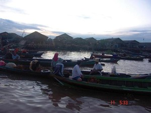 Sensasi Belanja Sambil Bergoyang di Atas Pasar Terapung