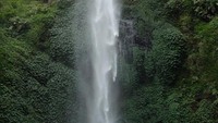 Batu besar yang konon merupakan tempat duduk Dewi Anjarwati merenungi nasib.