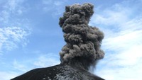 Dari jarak sedekat ini, saya melihat Anak Krakatau menyembur.