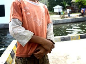 Seorang Anak  yang Menggugah Hati di Danau Ranau