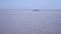 Seorang pelaut Asmat sedang mencari ikan dangan perahu dayungnya di Teluk Flaminggo Laut Aru