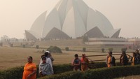 Lotus Temple berbentuk teratai (Foto: Syubhan)